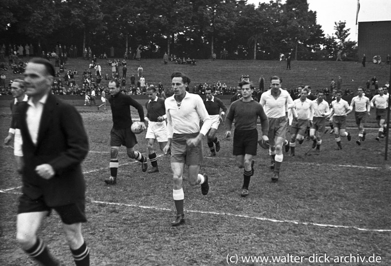 Fußballspiel beim Jubiläum des Kölner Stadions