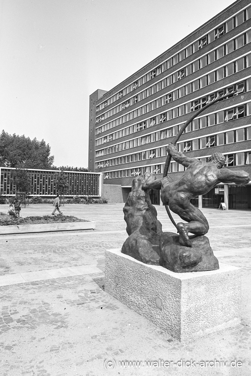 Bronzeskulptur vor der WISO-Fakultät 1962