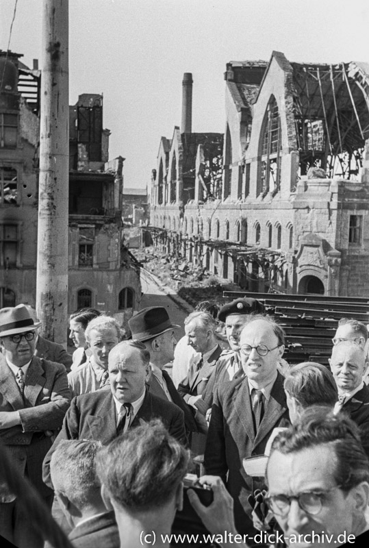 Lord Pakenham und Kölner Politiker am Heumarkt