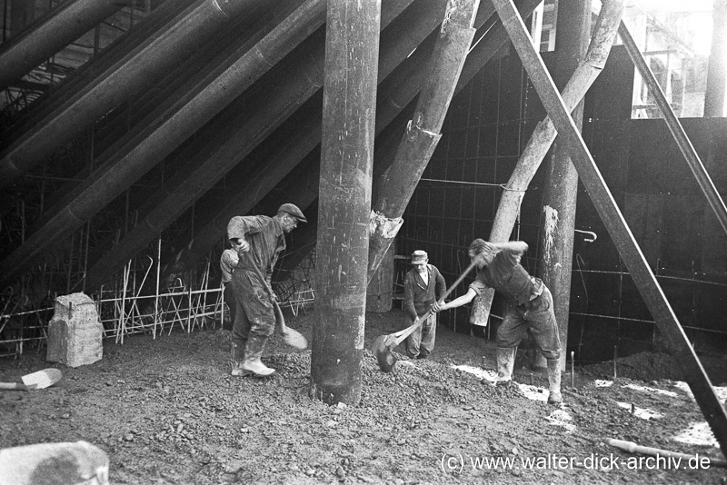 Betonierungsarbeiten an der Mülheimer Brücke 1950