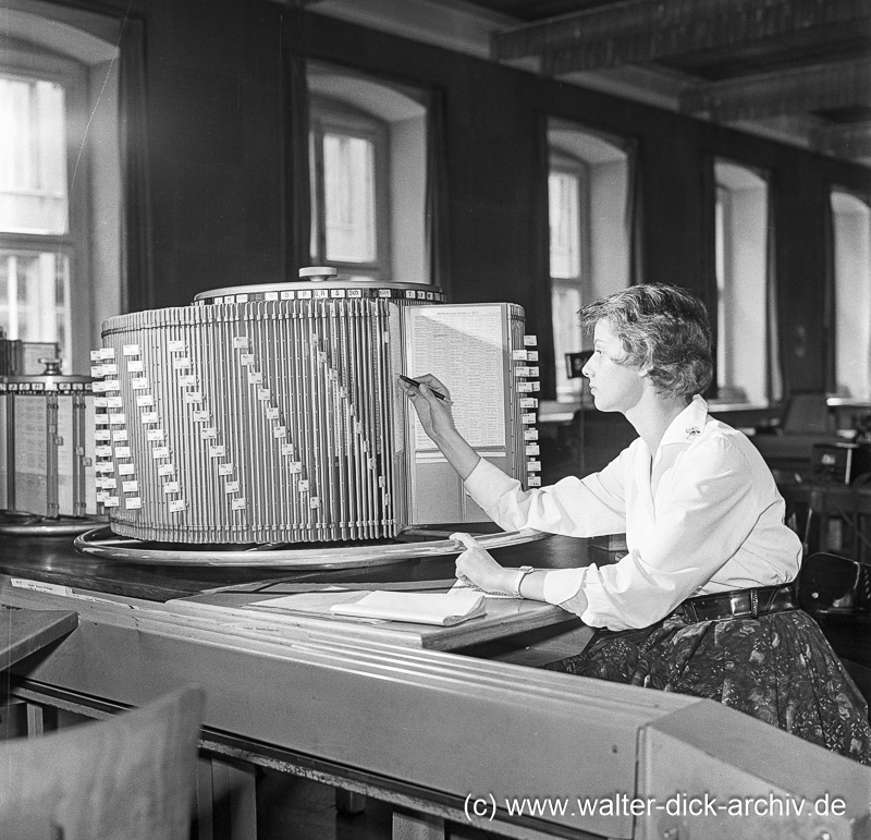 Arbeit an einer Registratur 1958