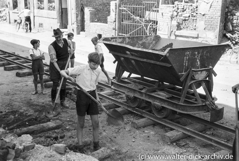 Der Kölner Oberbürgermeister hilft mit bei der Trümmerräumung