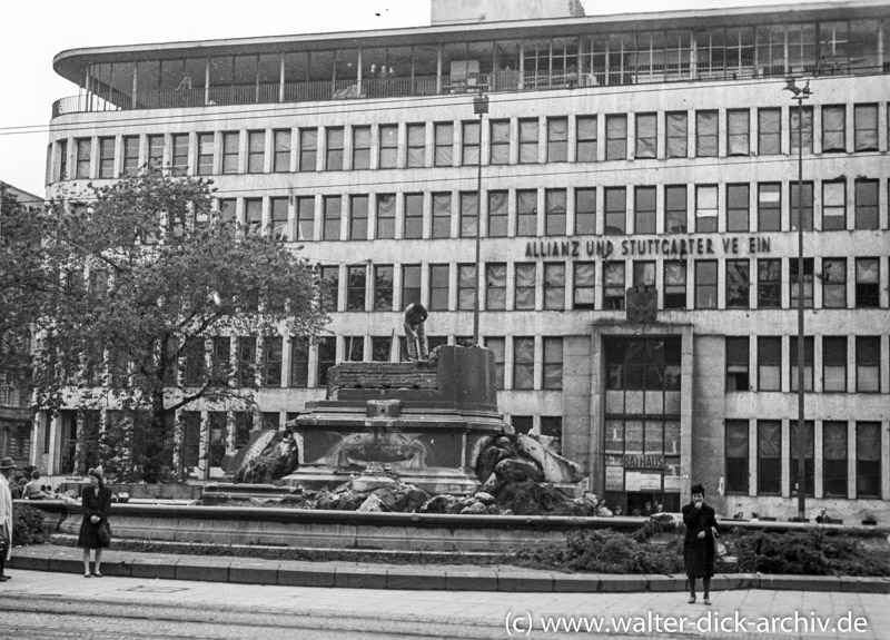 Der kaiserliche Sockel wird abgerissen. 1946