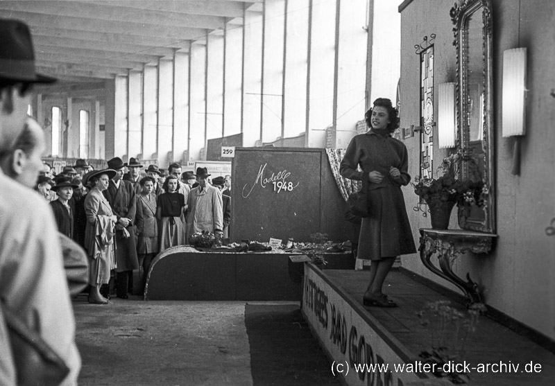 Auf der Textilmesse  Modelle 1948
