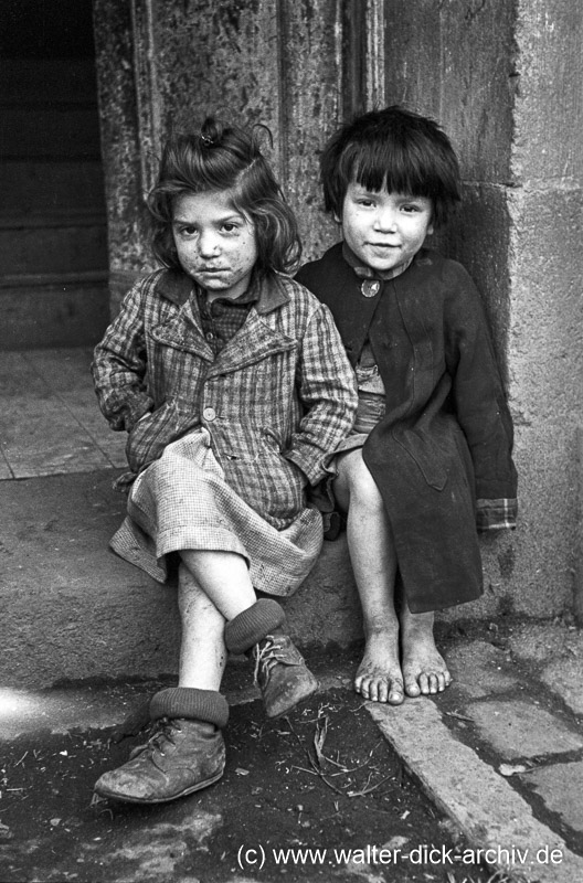 zwei kleine Mädchen 1946