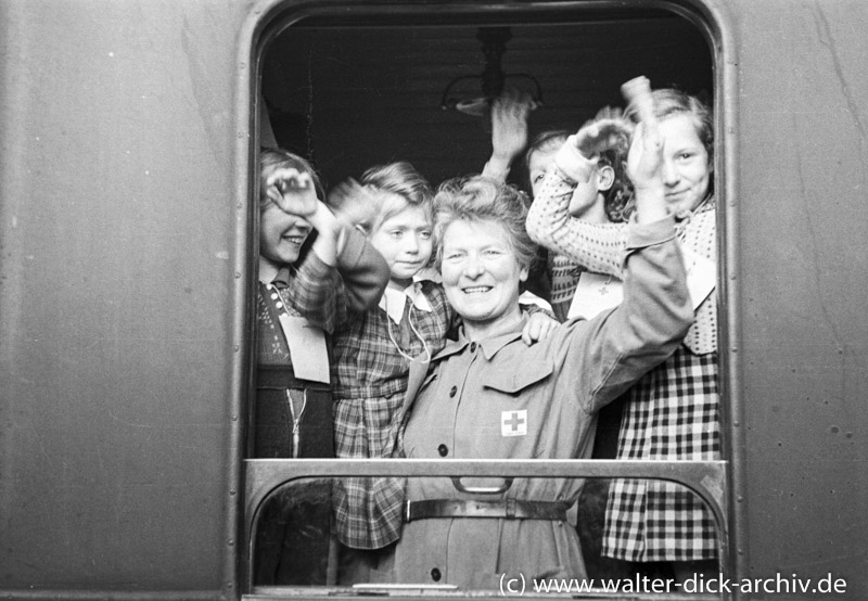 Abreise von Kölner Kindern in die Schweiz 1947