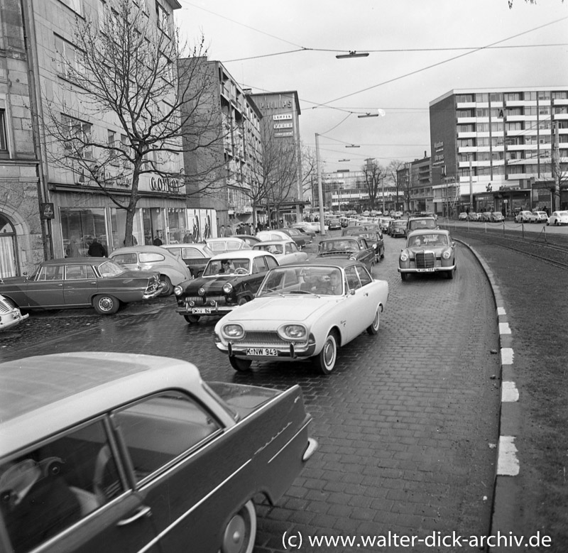 Der neue Ford Taunus 17 M auf der Kölner Hahnenstraße