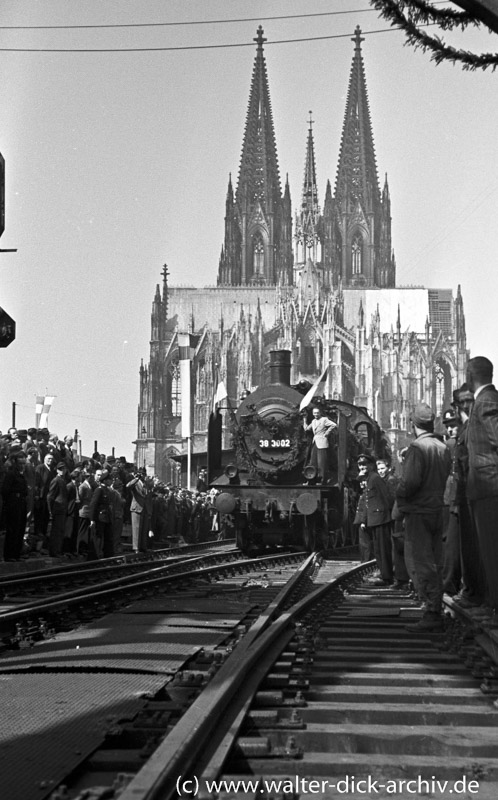 Der erste Zug auf der neu eröffneten Hohenzollernbrücke