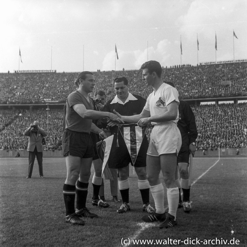 Zwei Weltmeister vor dem Anstoß 1962