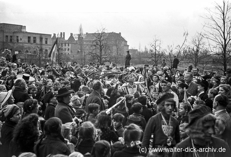 Prinz Karneval im Köln-Sülzer Waisenhaus 1949