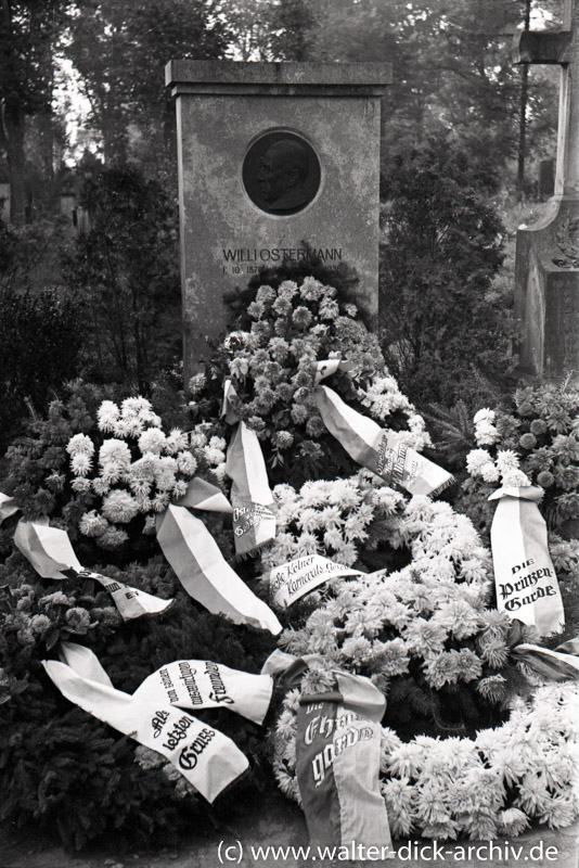 Am Grab von Willi Ostermann 1946