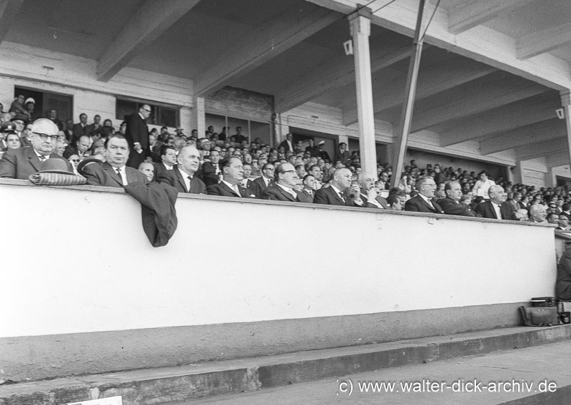 Auf der Ehrentribüne 1964