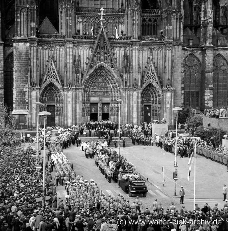 Ausfahrt aus dem Dom Beerdigung Konrad Adenauer 1967