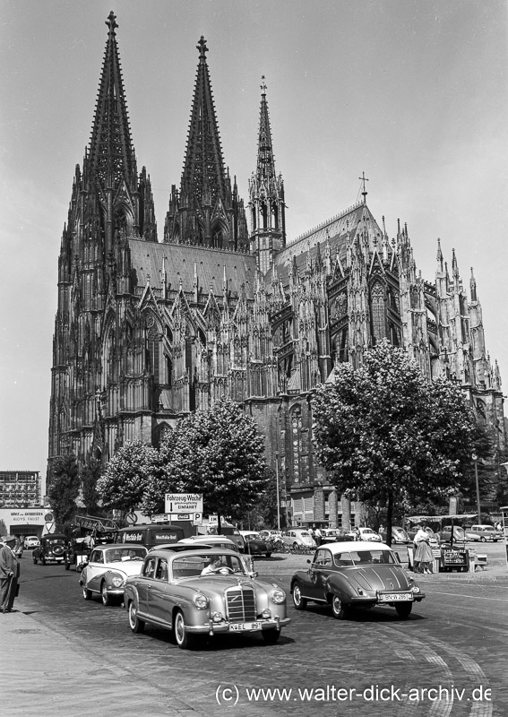 An der Ostseite des Doms 1955