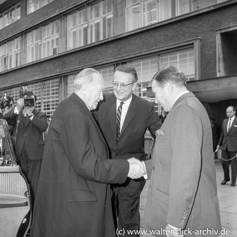 Konrad Adenauer kommt zum Jubiläum der Kölner Ford Werke.