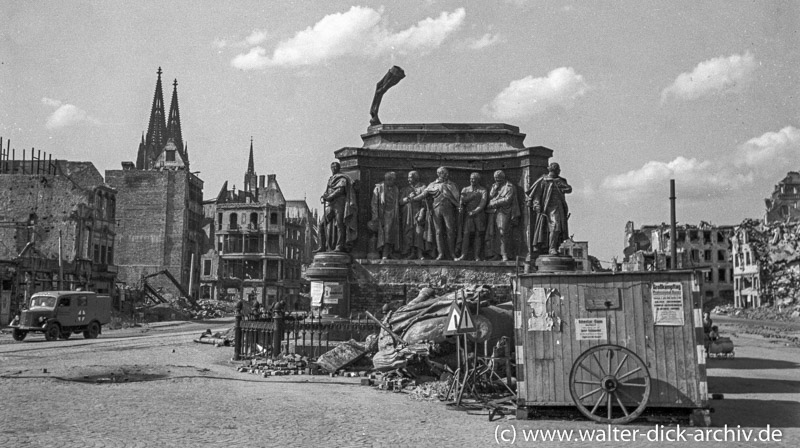 Zerstörtes Denkmal auf dem Heumarkt 1946