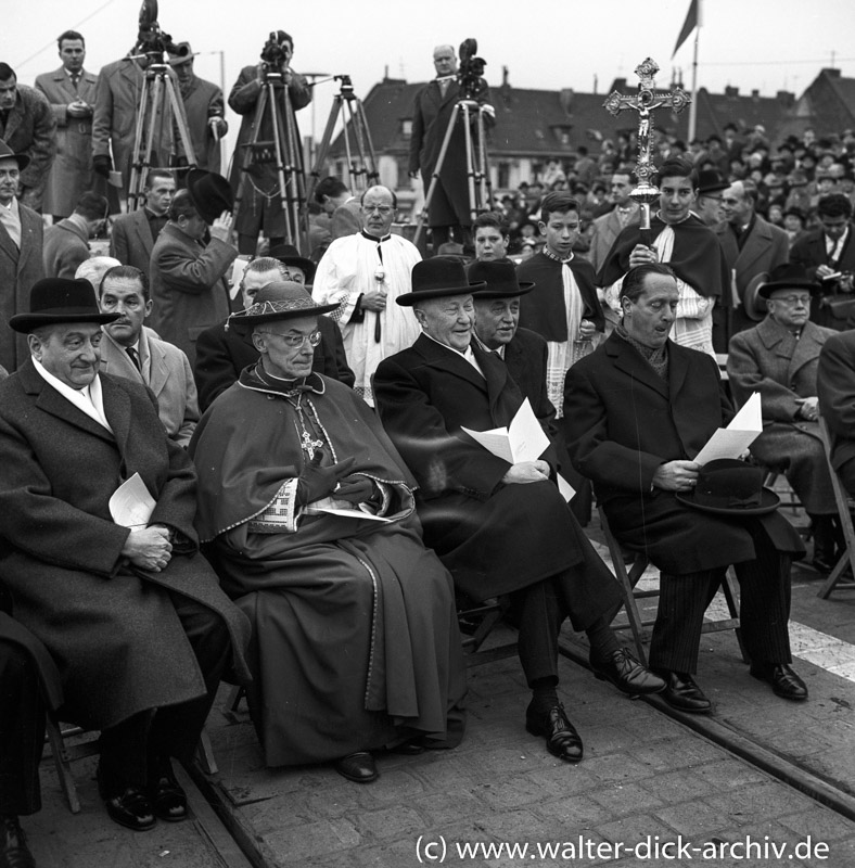 Der Bundeskanzler hat  Spass  bei der Eröffnung der Kölner Severinsbrücke. 1959