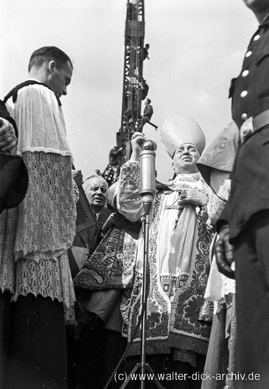 Der Kardinal bei der Brückenweihe 1948