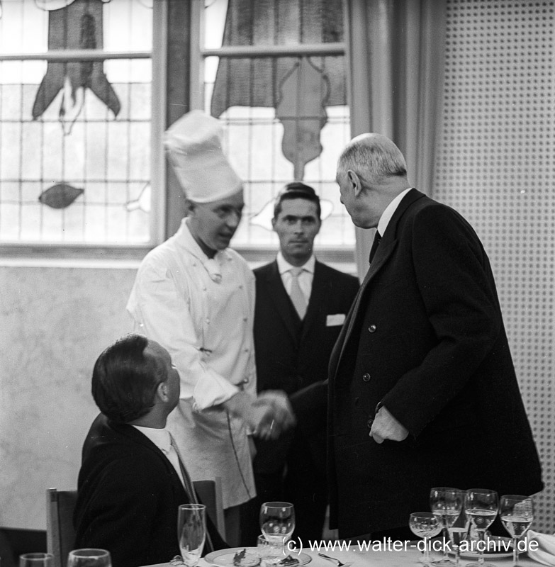 Der Präsident bedankt sich beim Küchenchef 1962