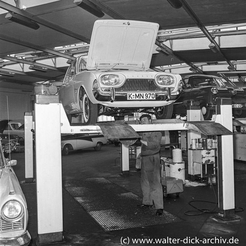 Inspektion und Kundendienst in einer Kölner Ford-Werkstatt 1960