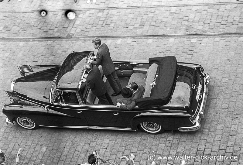 J.F. Kennedy auf dem Weg zum Rathaus 1963