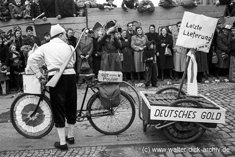 Festwagen im Rosenmontagszug 1951