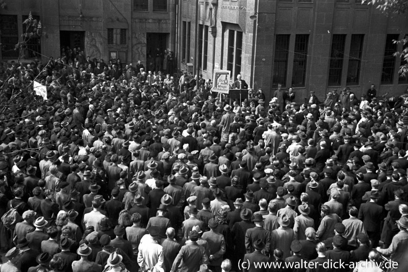 Protest gegen milde Urteile für Naziverbrecher