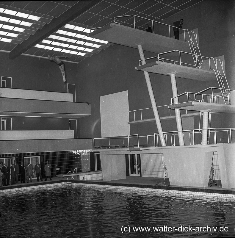 Sprungturm im Agrippabad 1959