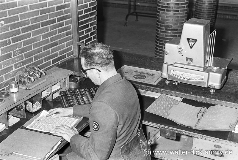 Kriegsblinder als Schalterbeamter 1958