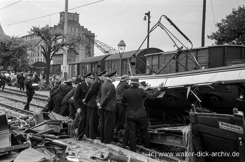 Zerstörter Triebwagen der Rheinuferbahn 1953