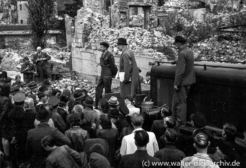 OB Pünder und Colonel White begrüßen die Helfer1946