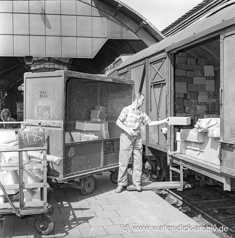 Paketverladung per Hand 1958