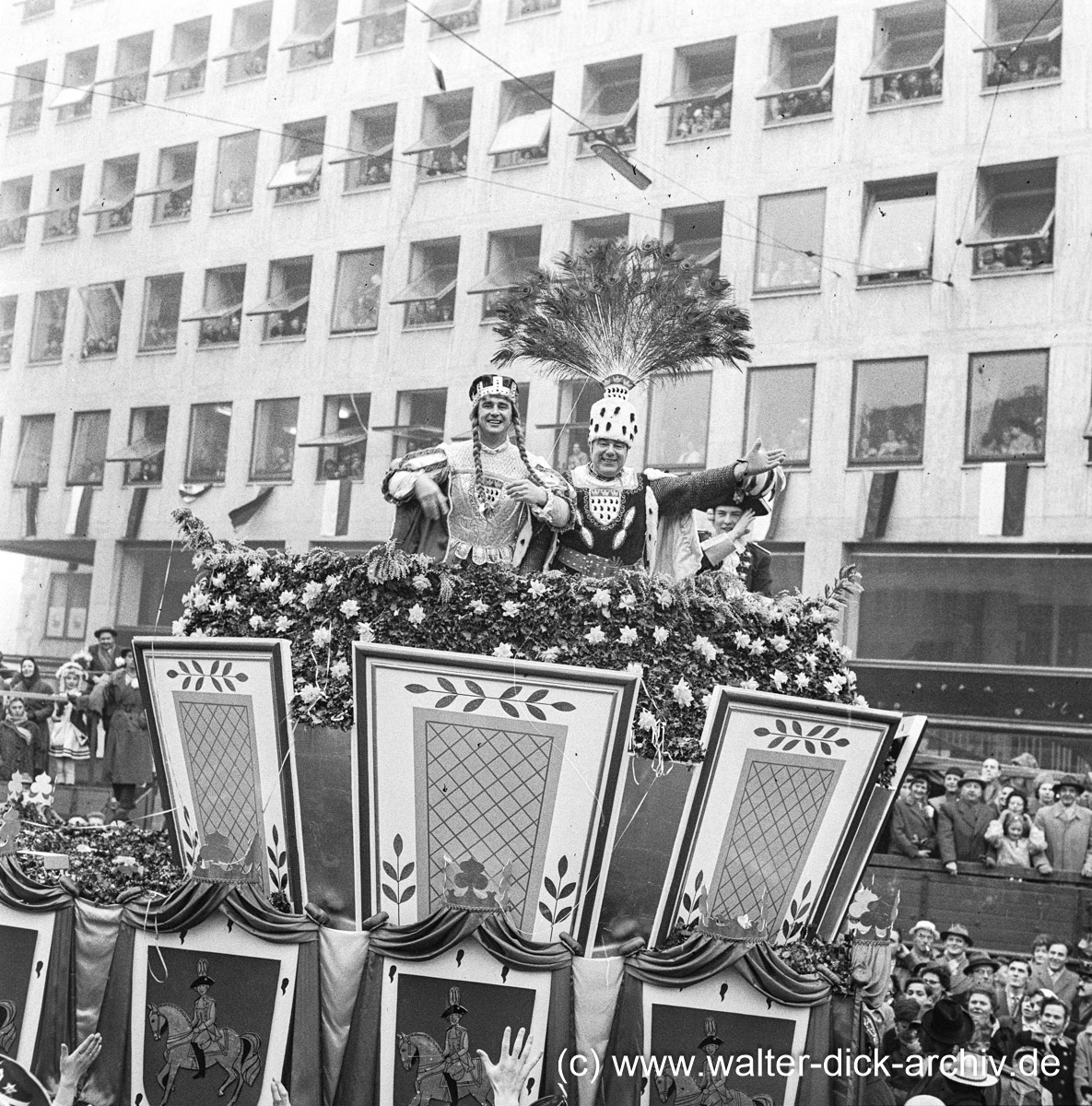 Bauer und Jungfrau beim Rosenmontagszug 1959