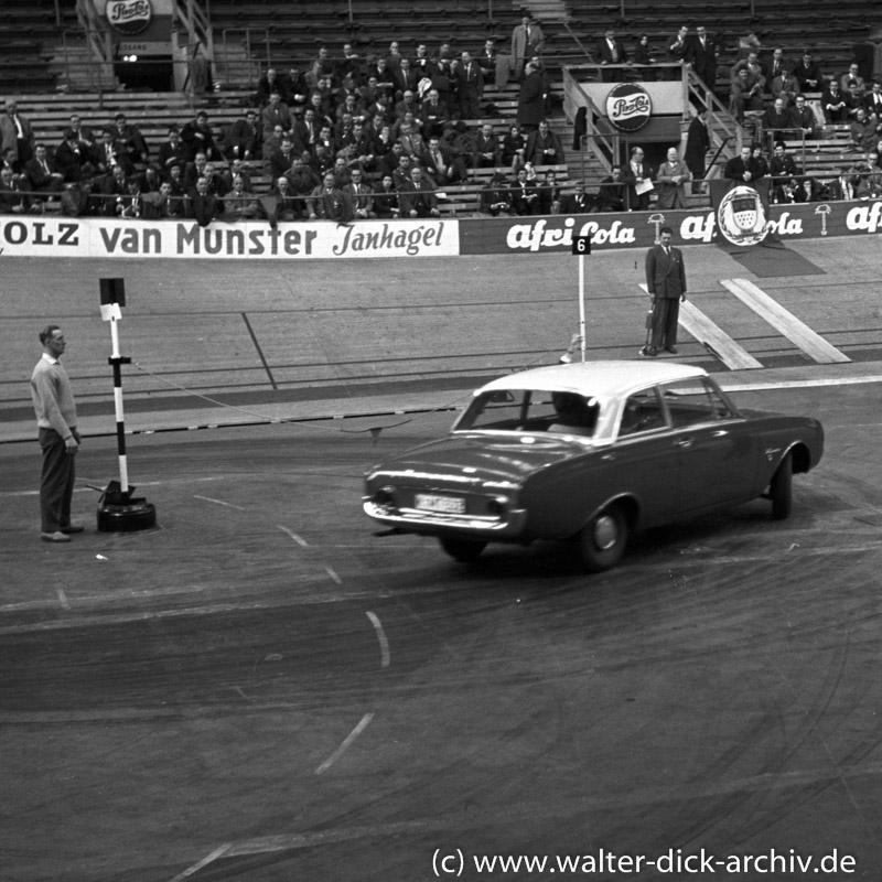 Präsentation des neuen Taunus 17 M (P3) in der Kölner Sporthalle