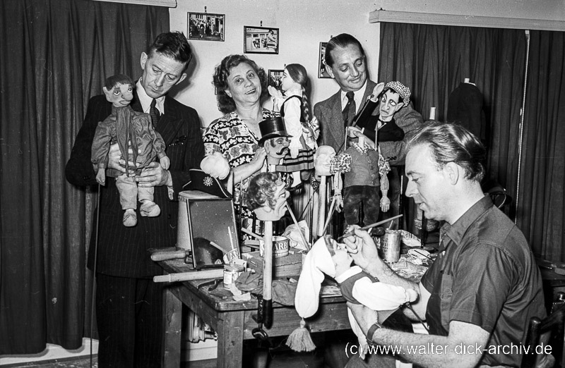 Puppenspieler am Hänneschen-Theater 1955