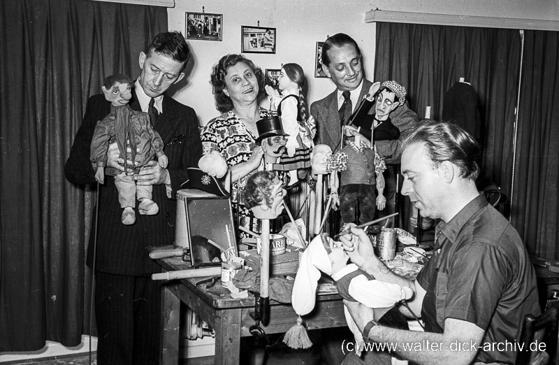 Puppenspieler am Hänneschen-Theater 1955