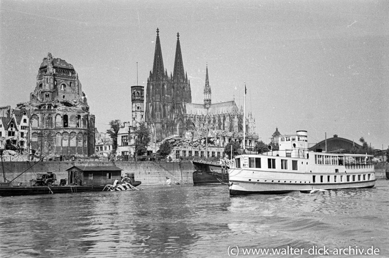 Schiff der "Weißen Flotte" vor der zerstörten Altstadt