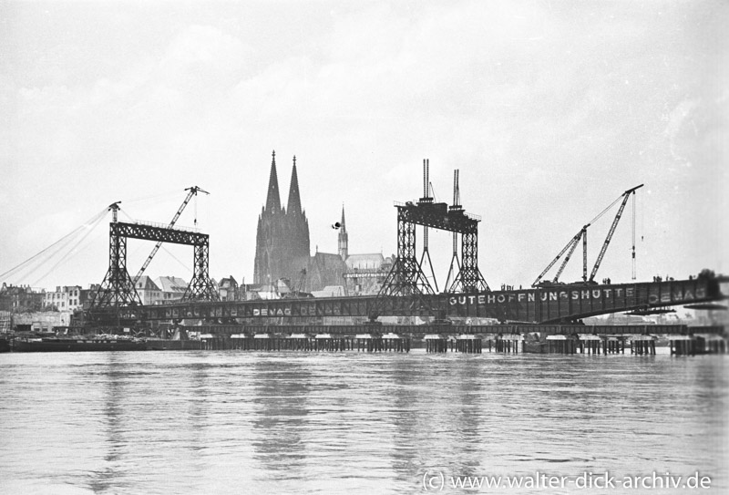 Brückenschlag vor dem Kölner Dom
