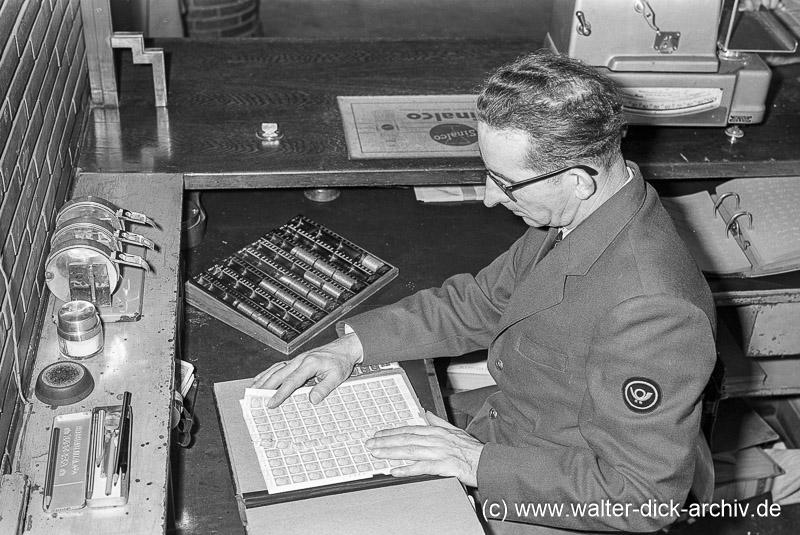 Kriegsblinder Postbeamter beim Verkauf von Briefmarken 1958