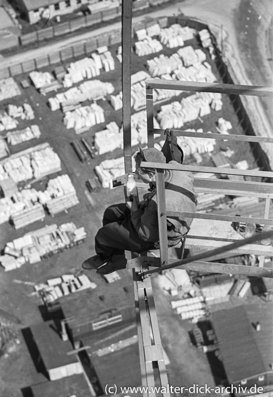 Frühstückspause auf dem Ford-Turm 1950