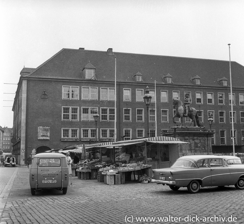 Düsseldorfer Marktplatz und Rathaus 1958