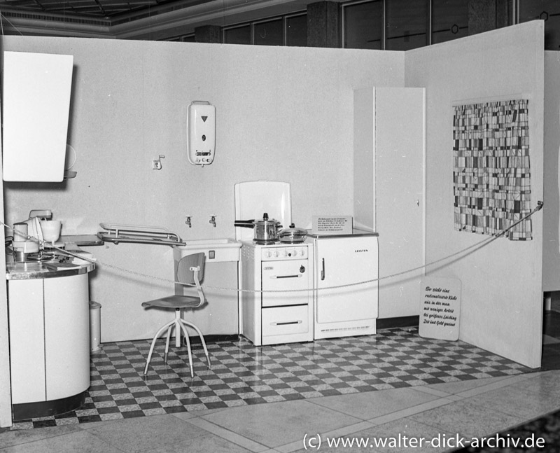 Beratung für die Hausfrau-Musterküche 1963