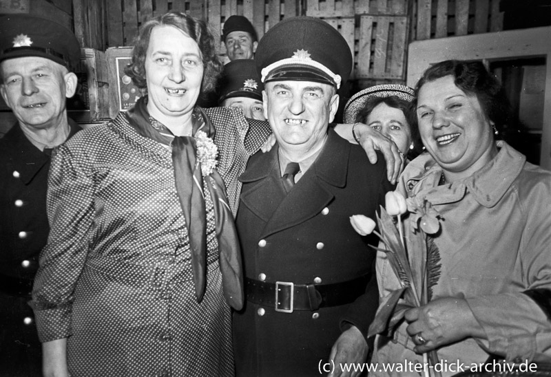 WDA401-29 `Ne Schutzmann und zwei handfeste Madammen 1950