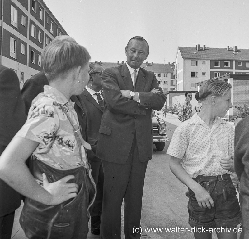 Max Adenauer im Gespräch mit Kölsche Pänz 1955