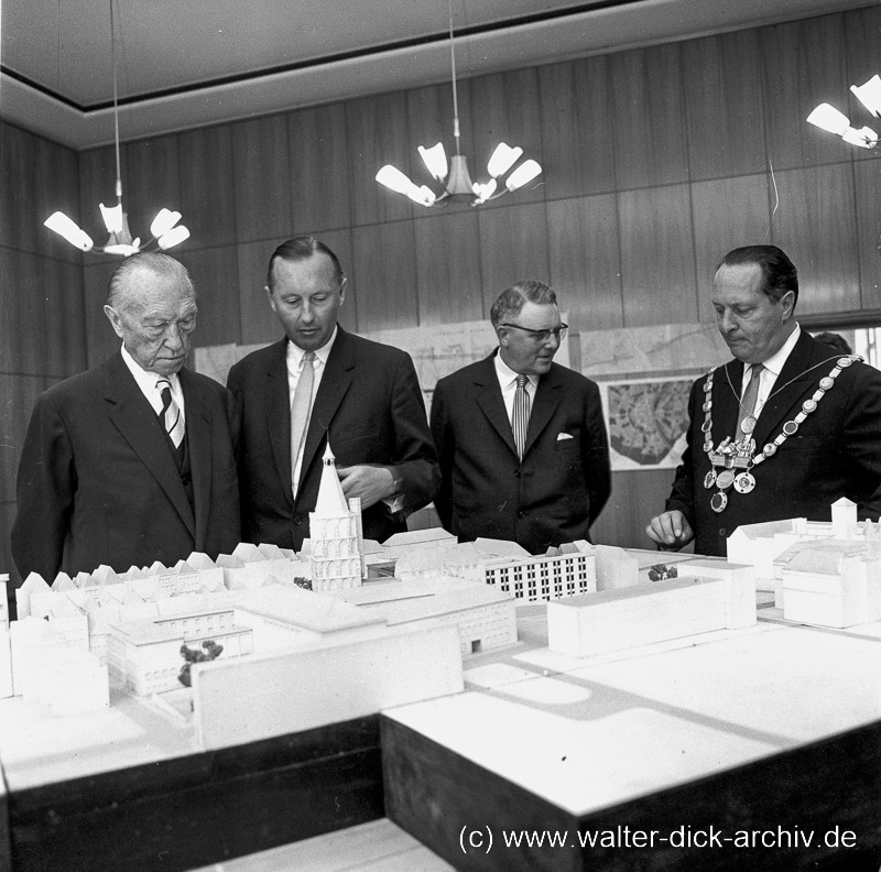Pläne für das Rathaus Besuch Konrad Adenauers 1965