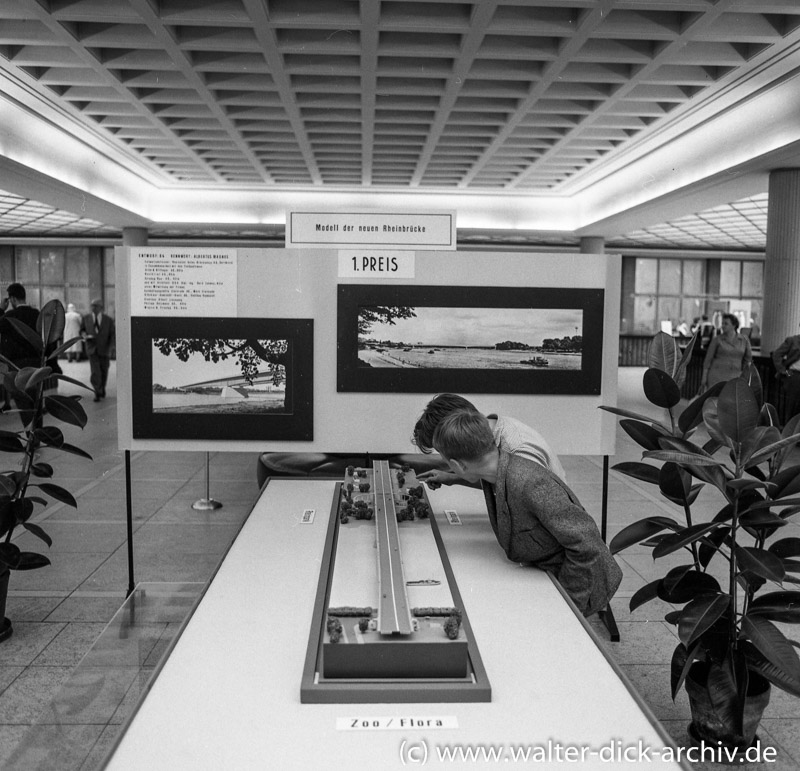 WDA911-002 Eine neue Rheinbrücke wird vorgestellt.