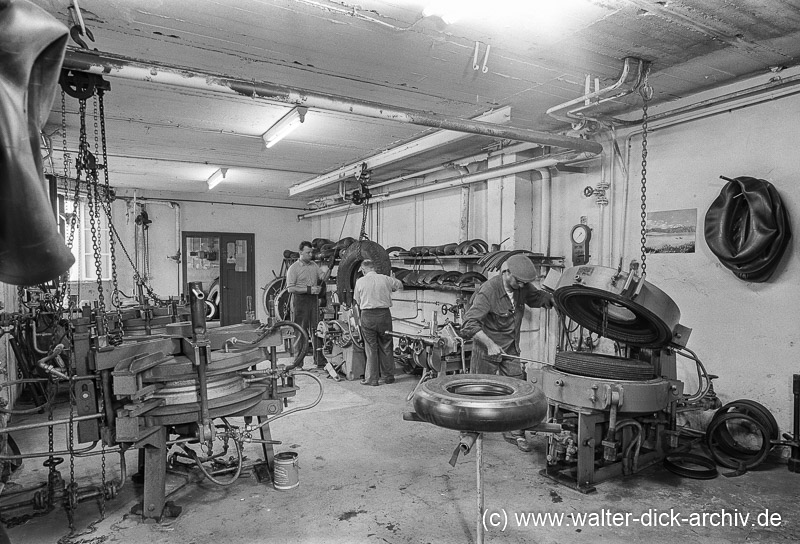 WDA2097-6-004 Arbeit in der Reifenwerkstatt