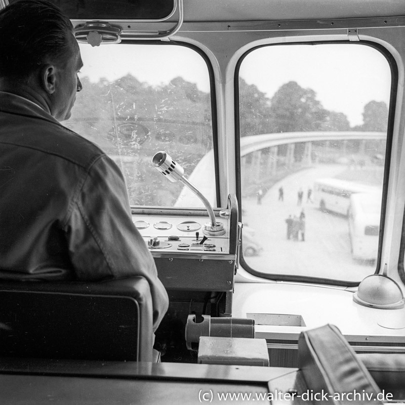 Auf dem Führerstand der ALWEG-Bahn 1957