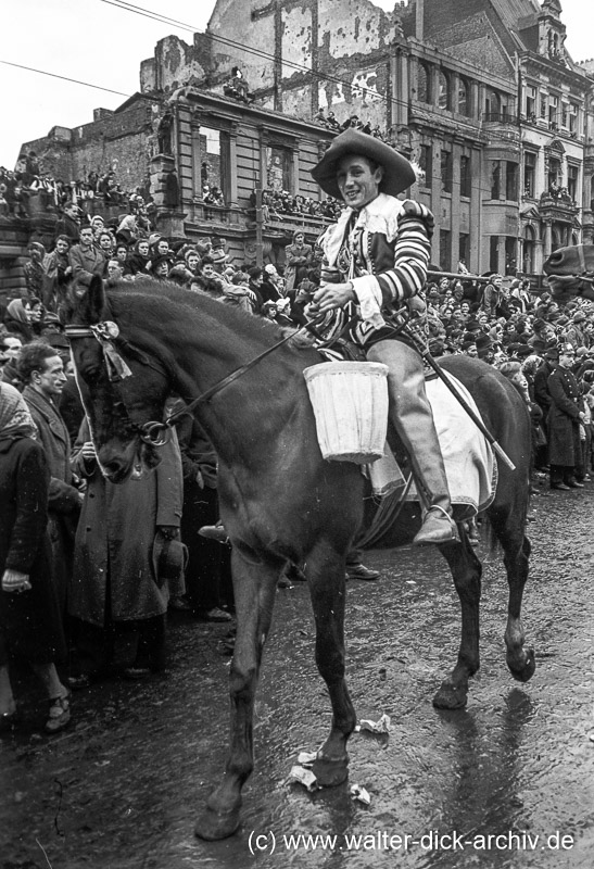 Im Rosenmontagszug 1950