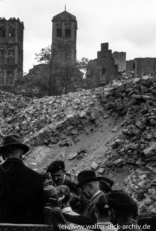 Riesiger Trümmerberg vor St. Gereon 1946